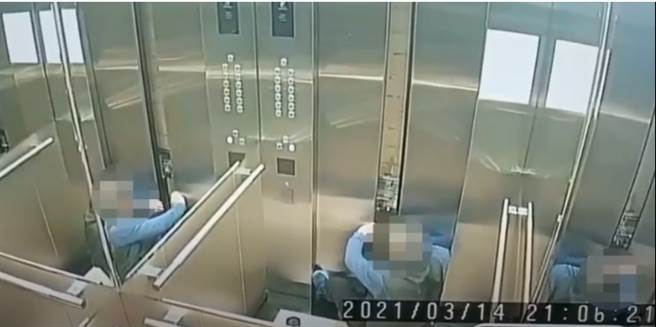 北市內湖區基湖路一處商辦大樓，15日早上6點多劉姓保全正要與前1天晚班許姓保全交接，卻遍尋不到人，經調閱監視器畫面，發現許男不慎從故障電梯的縫隙，跌落到B3的電梯井。（截圖自影片）