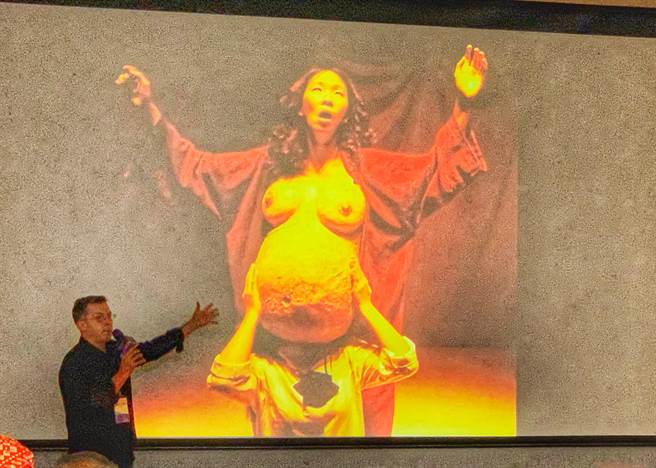 郭文泰解释参展作品。（邓博仁摄）