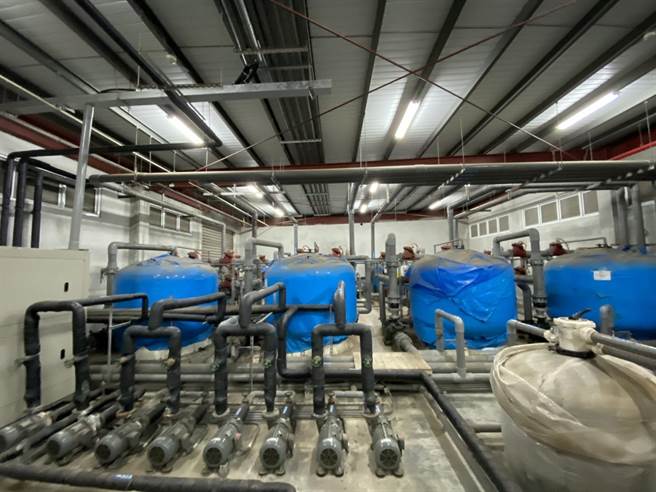 游泳池营运单位藉由加强循环过滤及消毒杀菌大幅减少泳池需水量，图为乌日游泳池温水循环系统。（台中市府提供／卢金足台中传真）