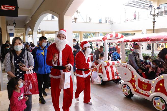 汤姆熊小火车_圣诞游行。（丽宝Outlet Mall提供／陈淑娥台中传真）