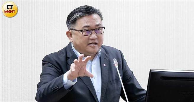 「同居」風暴男主角、立委王定宇今日終於露臉。（圖／記者黃耀徵攝）