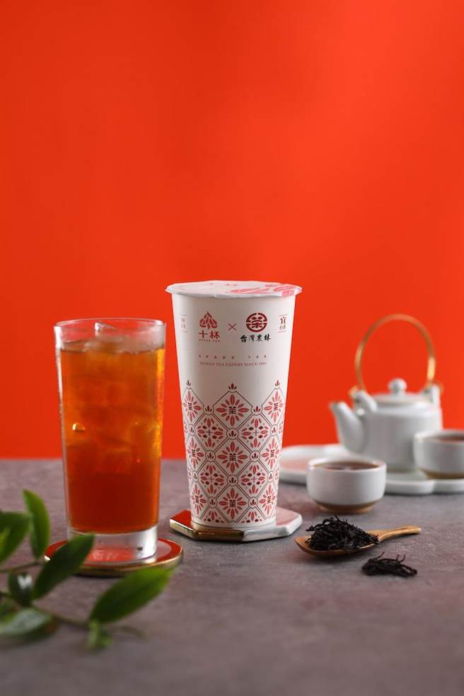 台湾农林与十杯跨界联名。（台湾农林提供）