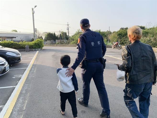 迷途男童嚎啕大哭警民合力助返家。(警方提供／呂筱蟬桃園傳真)