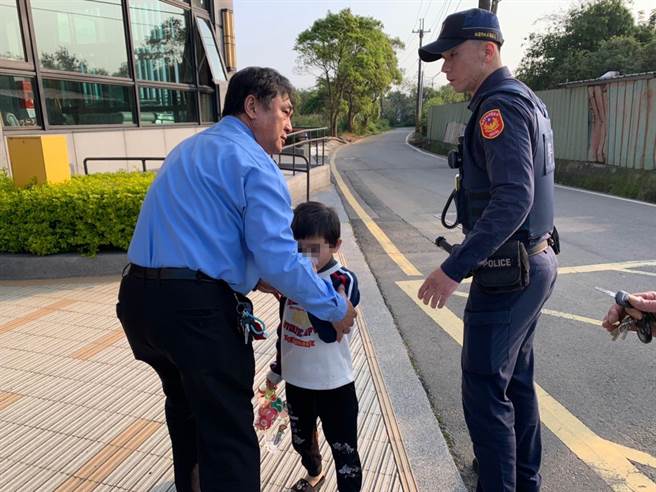 迷途男童嚎啕大哭警民合力助返家。(警方提供／呂筱蟬桃園傳真)