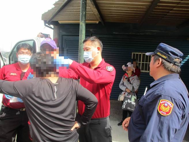 泡野溪溫泉摔破頭，警消合力救援送醫。(警方提供／呂筱蟬桃園傳真)