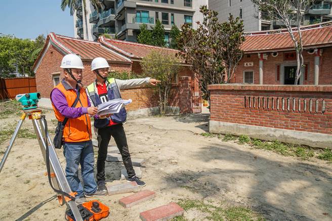 竹北東興圳整體景觀再造計畫第二期接續工程，承包廠商15日完成前置測量作業，3工區同步施工。（羅浚濱攝）
