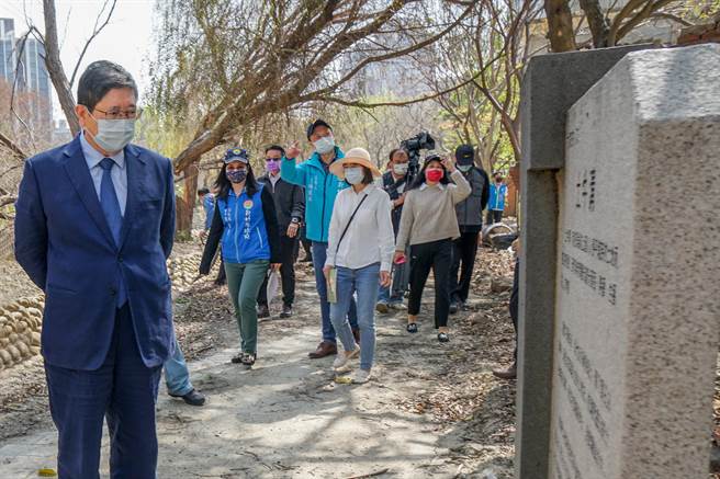 竹北東興圳整體景觀再造計畫第二期接續工程，3個景觀營造工區同步施工，縣長楊文科（左）期許工程如期如質完成。（羅浚濱攝）