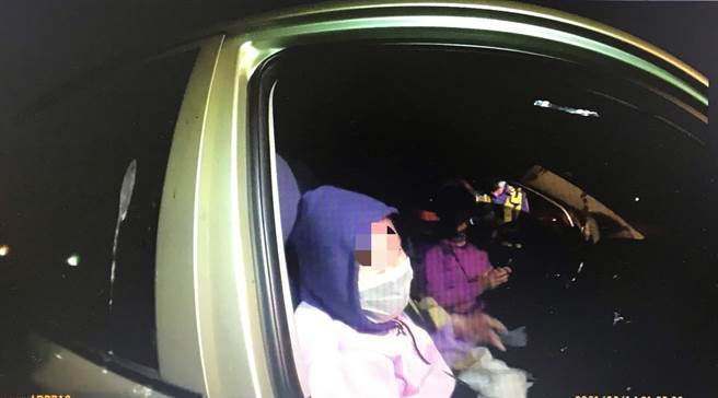 和平警分局14日深夜执行扩大临检勤务，查获4名逃逸外劳。（和平警分局提供／陈淑娥台中传真）