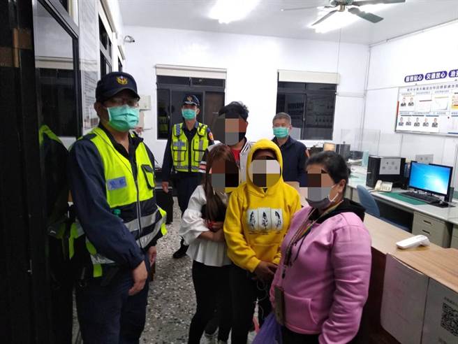 和平警分局14日深夜执行扩大临检勤务，查获4名逃逸外劳。（和平警分局提供／陈淑娥台中传真）
