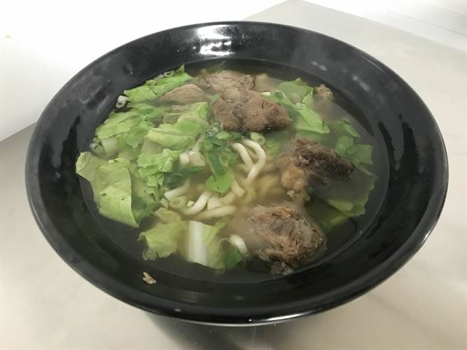 牛肉麵用料实在，大块牛肉一点都不乾柴。（林宏聪摄）