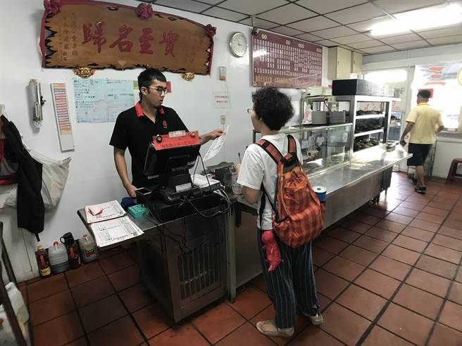 牛肉麵点餐柜台復古，小菜自取，一走进店里就让人期待接下来要端上桌的传统好味道。（林宏聪摄）