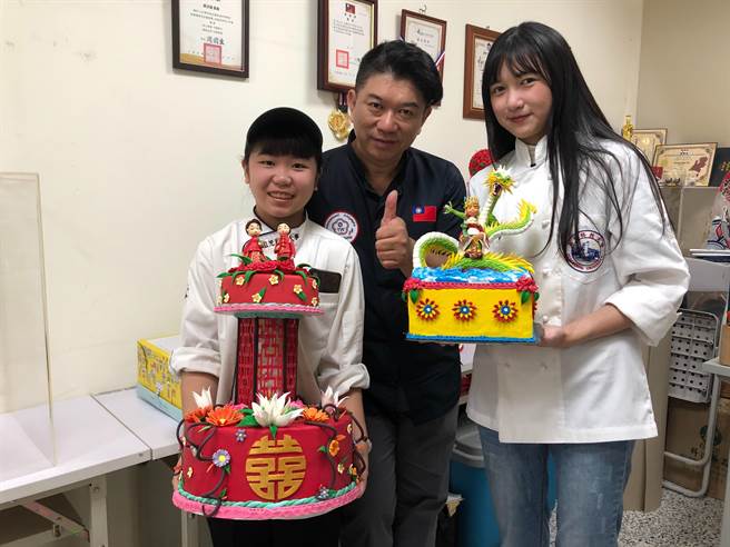弘光科大餐旅管理系學生黃聿茹(右)、黃珊淇(左)在老師黃汶達(中)指導下，翻糖蛋糕奪國際賽銀牌、銅牌。（陳淑娥攝）