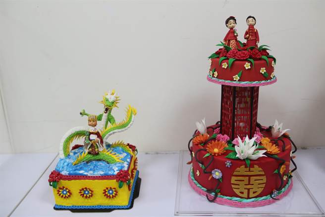 弘光科大餐旅管理系學生製作媽祖(左)、結婚(右)的翻糖蛋糕奪國際賽銀牌、銅牌。（陳淑娥攝）