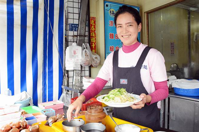 面容姣好的杨家美舍弃自己空姐梦，就是为了传承这35年的好味道。（林和生摄）