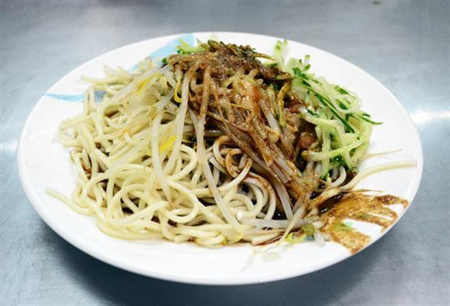 Q弹麵条加上独家酱汁，这一味让不少饕客甘愿起着大早排队品尝。（林和生摄）