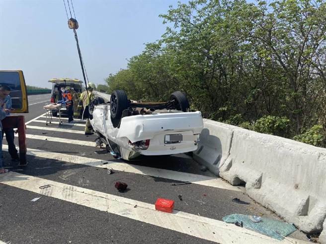 中山高台南下营段上午发生车祸，曾女驾驶车辆四脚朝天，车中男婴奇蹟般毫髮无伤。（读者提供／庄曜聪台南传真）