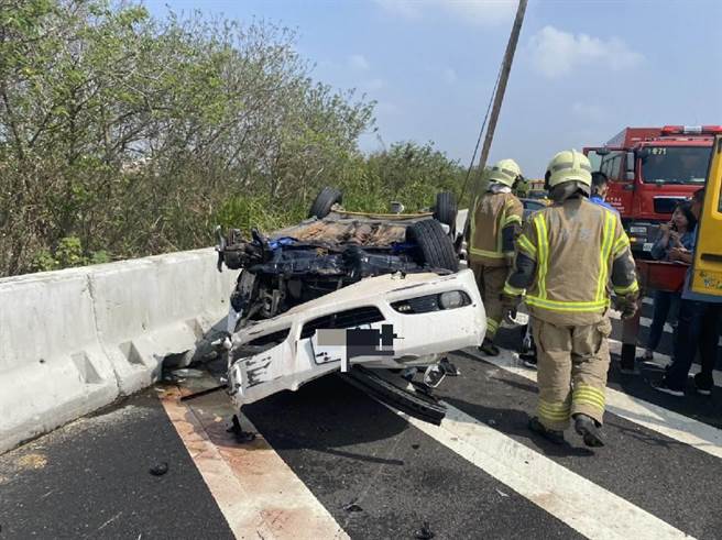 中山高台南下营段上午发生车祸，曾女驾驶车辆四脚朝天，车中男婴奇蹟般毫髮无伤。（读者提供／庄曜聪台南传真）