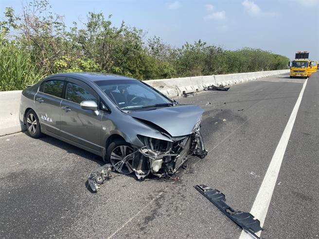 中山高台南下营段上午发生车祸，曾女驾驶车辆四脚朝天，车中男婴奇蹟般毫髮无伤。（读者提供／庄曜聪台南传真）