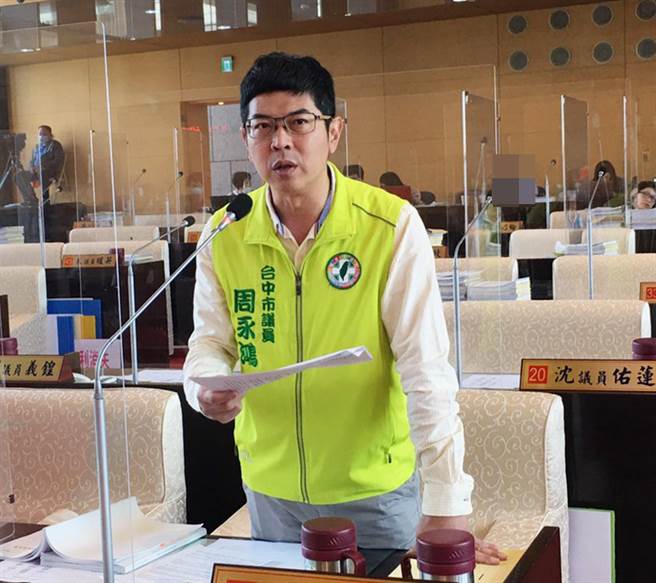 市議會民進黨團書記長周永鴻說，市府對藍營學者拋出核四遷至台中再啟不置可否？非常不負責任。（陳世宗攝）