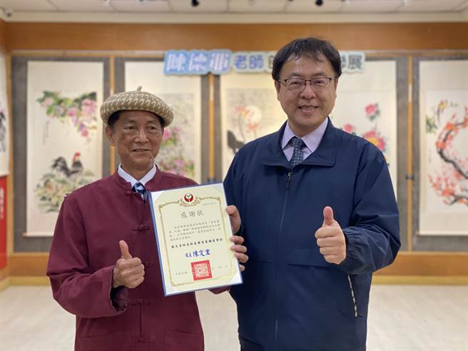 員林家商陳定宏（右）也代表學校，致贈陳德黽老師（左）感謝狀。（員林家商提供／吳建輝彰化傳真）