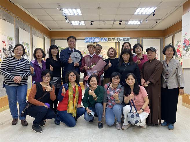 陳德黽老師的學生也都齊聚一堂，到學校致贈花束給老師。（吳建輝攝）