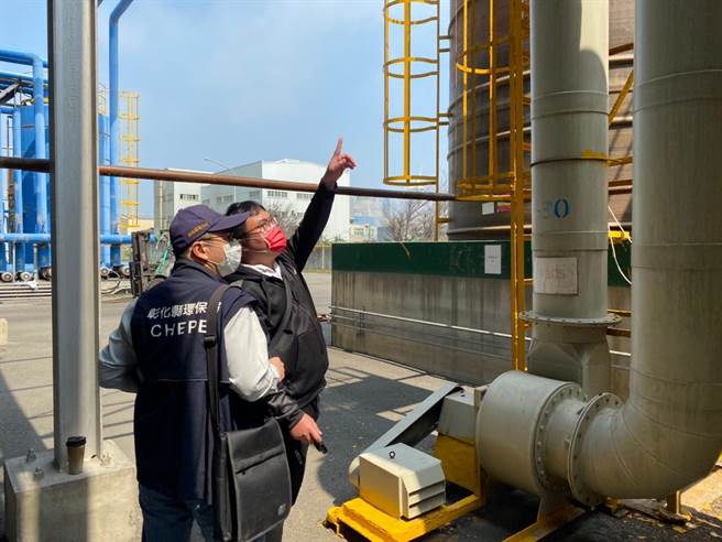 位在線西鄉的一家化工廠空汙防制設備故障，上周五全台西半部紅通通空品拉警報的時候，被稽查人員查獲違法排放出空氣汙染物，加重空品負荷，遭加重處分裁罰25萬元。（環保局提供／謝瓊雲彰化傳真）