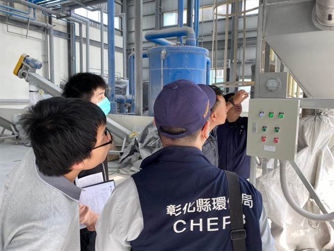  位在線西鄉的一家化工廠空汙防制設備故障，上周五全台西半部紅通通空品拉警報的時候，被稽查人員查獲違法排放出空氣汙染物，加重空品負荷，遭加重處分裁罰25萬元。（環保局提供／謝瓊雲彰化傳真）