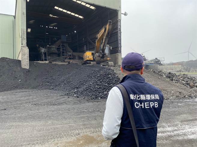  位在線西鄉的預拌混凝土粒料堆置場，遭查獲場防制面積不足，粒料汙染路面導致揚塵，門口又有運輸車輛帶出逸散性粒狀汙染物質造成空汙，也將依法裁罰10萬元。（環保局提供／謝瓊雲彰化傳真）
