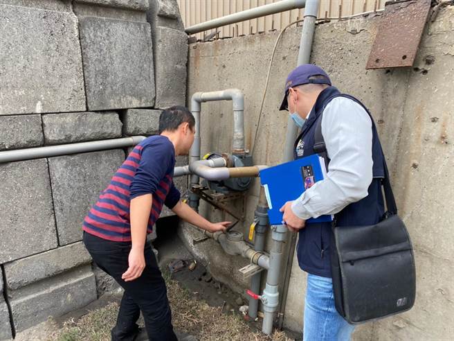  位在線西鄉的預拌混凝土粒料堆置場，遭查獲場防制面積不足，粒料汙染路面導致揚塵，門口又有運輸車輛帶出逸散性粒狀汙染物質造成空汙，也將依法裁罰10萬元。（環保局提供／謝瓊雲彰化傳真）