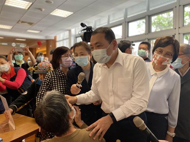 慈济芦洲静思堂15日举行「芦洲、三重及双和3家公共托老中心」启用典礼，侯友宜和长者互动，体验手工艺、运动设备等，气氛欢乐。（戴上容摄）