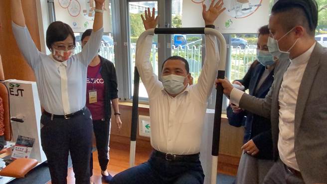 慈济芦洲静思堂15日举行「芦洲、三重及双和3家公共托老中心」启用典礼，侯友宜和长者互动，体验手工艺、运动设备等，气氛欢乐。（戴上容摄）