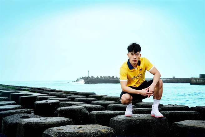 JR纪言恺在北海岸拍摄全新广告代言照。（Nautica提供）