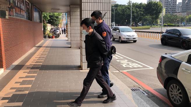 27歲林姓男子今（15日）上午10時許，搭乘918號公車行經新北市板橋區民生路時，林嫌突然拉開拉鍊在車上玩弄下體。（翻攝）