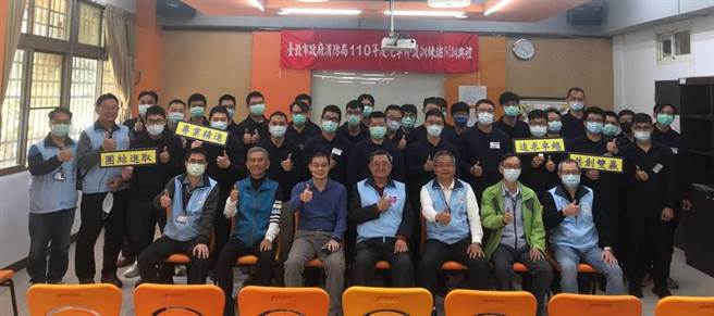 臺北市政府消防局汽车修护训练班开训典礼圆满成功，长官与学员们合影。（图／大诚高中提供）