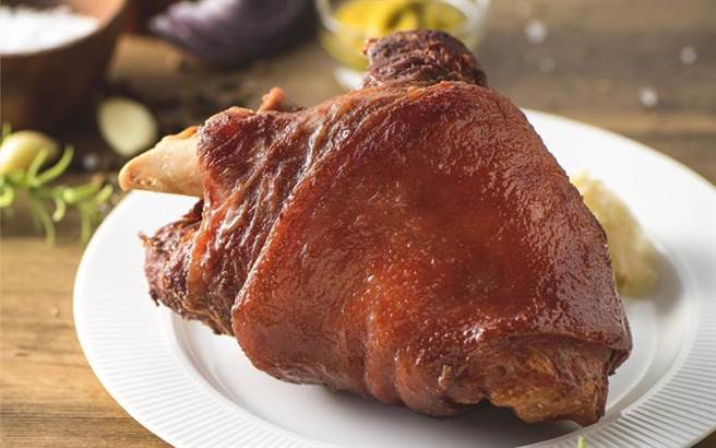 （知名德國豬腳品牌「TJW豚角王」插旗高雄義享天地，3/20-3/22推出買一送一。圖／TJW豚角王提供）