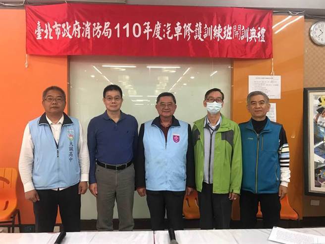 大诚高中校长张德宏（左起）、臺北市政府消防局副局长许志敏、大诚高中董事长李显荣、臺北市政府教育局督学朱克俭。（图／大诚高中提供）
