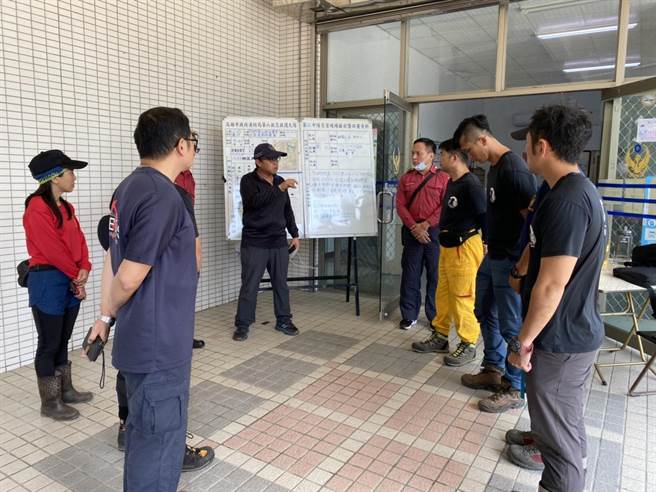 消防局搜救人员上山前，做勤前教育。（翻摄照片／林瑞益高雄传真）