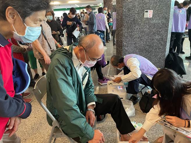 台中荣总15日举办预防骨质疏松暨高龄髋关节骨折整合治疗成果发表会；现场请民眾测骨质。（台中荣总提供／冯惠宜台中传真）