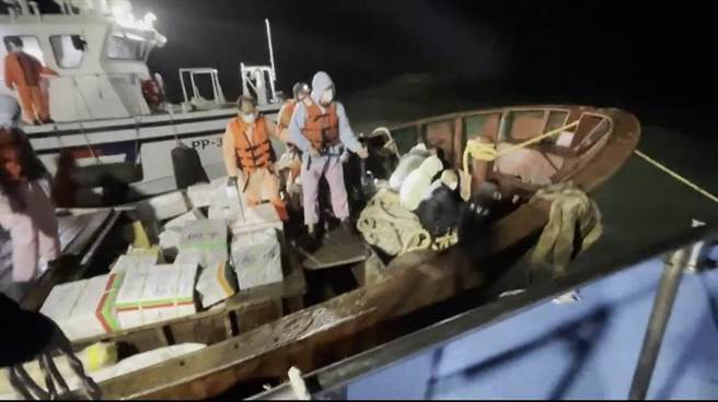 海巡署第十一巡防区指挥部获报，14日指挥马祖海巡队打击犯罪，于东引亮岛近岸查获陆船疑似涉嫌走私台湾制造日常用品等民生物资。（马祖海巡队提供）