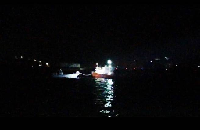 海巡署第十一巡防区指挥部获报，14日指挥马祖海巡队打击犯罪，于东引亮岛近岸查获陆船疑似涉嫌走私台湾制造日常用品等民生物资。（马祖海巡队提供）