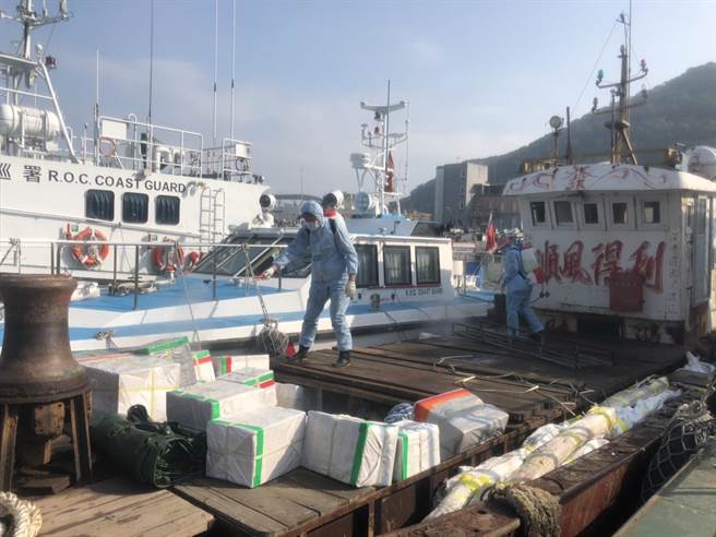 海巡署第十一巡防区指挥部获报，14日指挥马祖海巡队打击犯罪，于东引亮岛近岸查获陆船疑似涉嫌走私台湾制造日常用品等民生物资。（马祖海巡队提供）