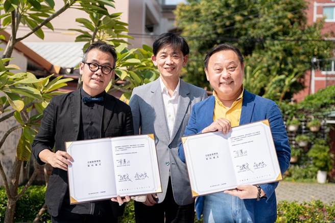 台南市文化局长叶泽山（中）肯定以台南为文创基地的努力，左为台南知事官邸生活馆总监吕贤文，右为文创创业学院院长陈炳宏。(台南知事官邸生活馆提供)