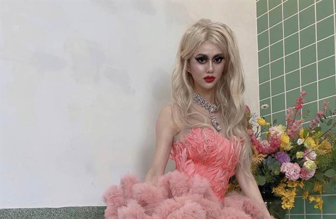 白癡公主挑戰當變裝皇后。（圖／取材自白癡公主臉書）