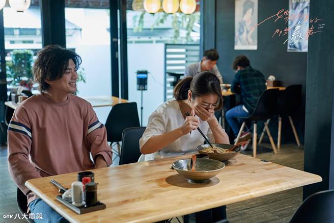 林心如气场强大，林哲熹想办法拉近距离。（八大提供）