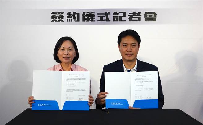 北市大校长戴遐龄（左）与展逸国际企业董事长张宪铭签下合作备忘录。（毛琬婷摄）