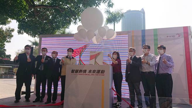 台南市長黃偉哲（米黃夾克）與成大校長蘇慧貞（紅衣者）出席成大5月舉辦的全大運防疫說明會。（程炳璋攝）