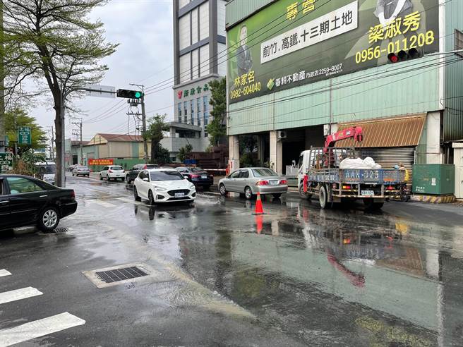 南区光明路、福田二街口15日因自来水管线破裂，路面积水。（台中南区树义里长庄郁雄提供／冯惠宜台中传真）
