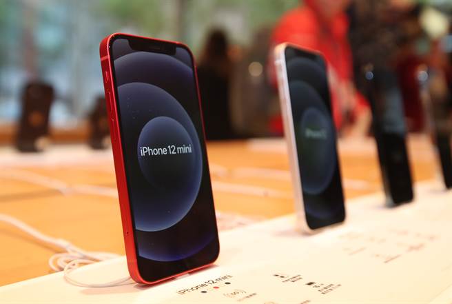市場對iPhone12 mini需求不如預期。圖為蘋果直營店內展示機，提供民眾體驗。（鄭任南攝）
