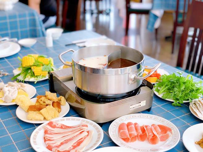 高雄圆山饭店力推「麻辣奶奶」红白锅，超高CP值吸客。（柯宗纬摄）