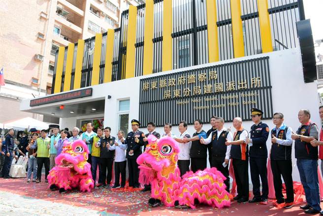 捨棄圍牆設計，屏東市建國派出所一改過去給人冷衙門的刻板印象。（林和生攝）